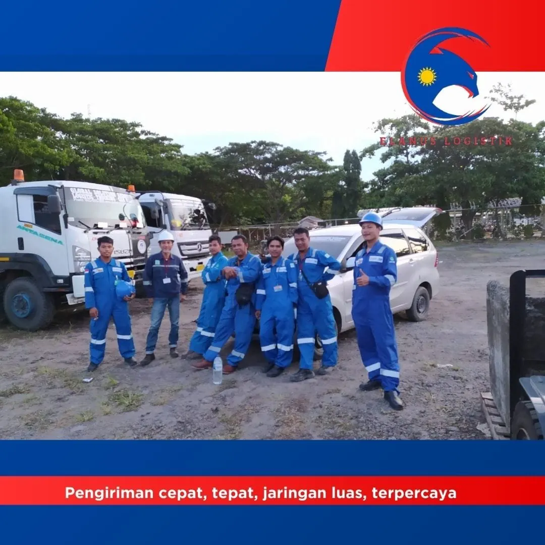 Kapal dengan crane mengangkat barang berat, operasi pelabuhan ELANUS LOGISTIK